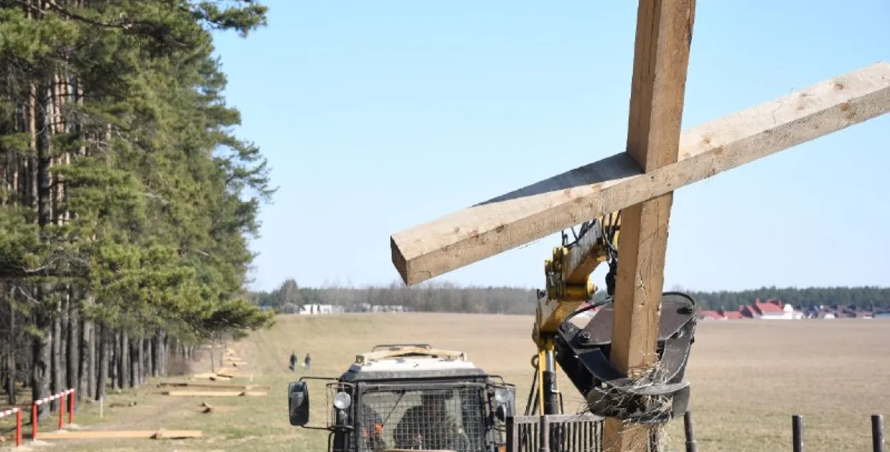 Heavy machines dismantling the crosses in Kurapaty/Roman Pratasevich, Euroradio