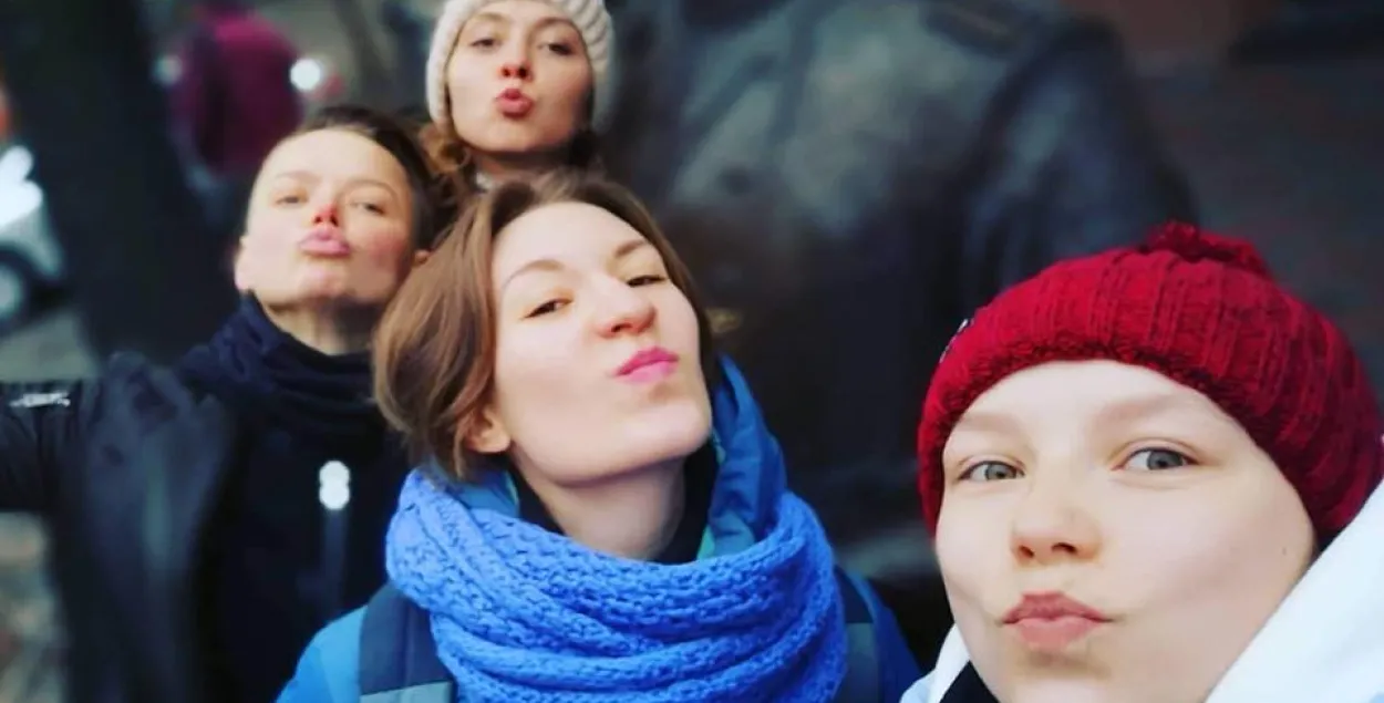 У Мінску дзяўчаты цалавалі помнік гарадавому, міліцыянер быў супраць (відэа)