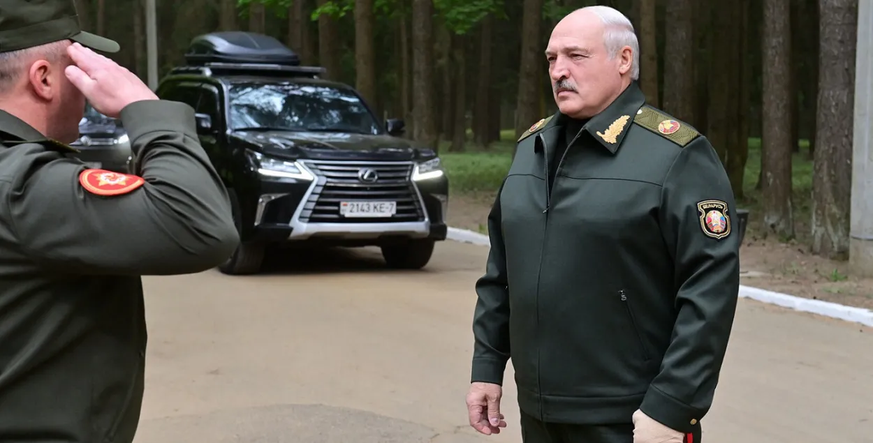 Аляксандр Лукашэнка з перабінтаванай рукой / president.gov.by
