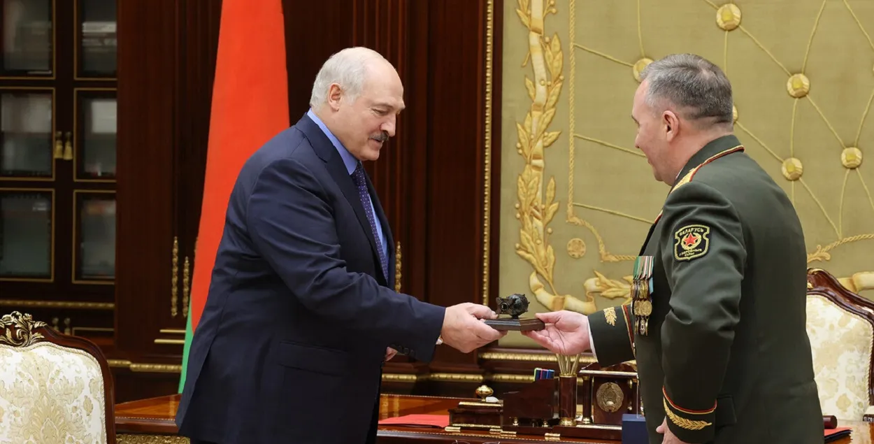 Падарунак ад міністра абароны / president.gov.by
