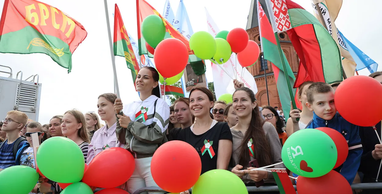 Schoolchildren "loaded with patriotism" / SB