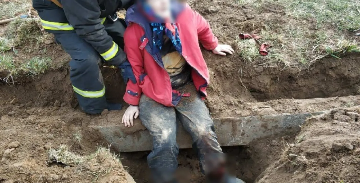 У Мінскім раёне на жанчыну ўпаў жалезабетонны слуп