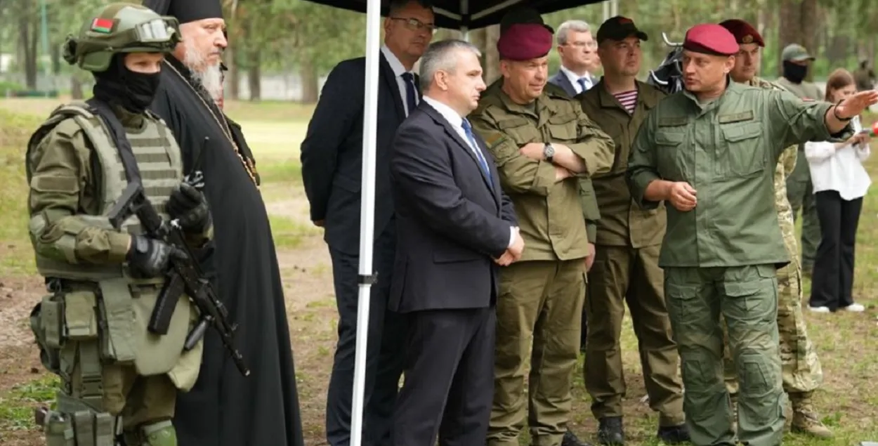Архіепіскап Стэфан злева каля ўзброенага байца, у цэнтры — Іван Крупко і Мікалай Карпянкоў / gp.by
