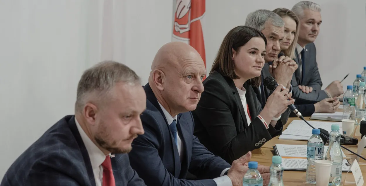 Александр Азаров (слева) и другие участники Объединенного переходного кабинета Беларуси / t.me/CabinetBelarus/
