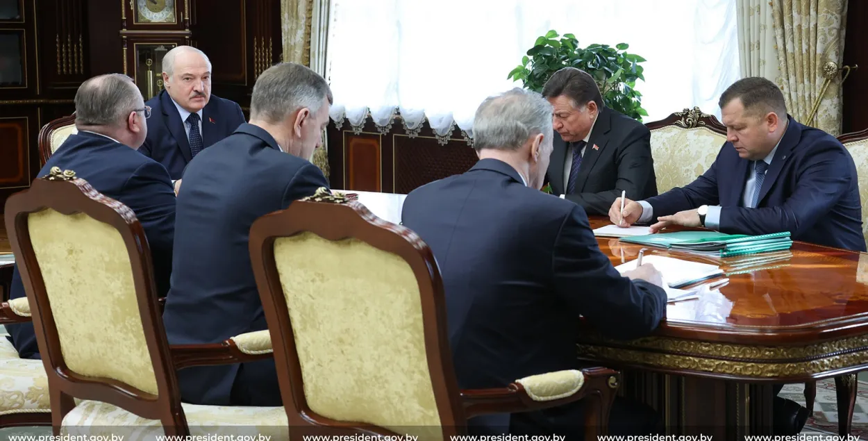 Виталий Дрожжа (справа) что-то записывал на совещании у Александра Лукашенко 9 марта&nbsp;/ president.gov.by
