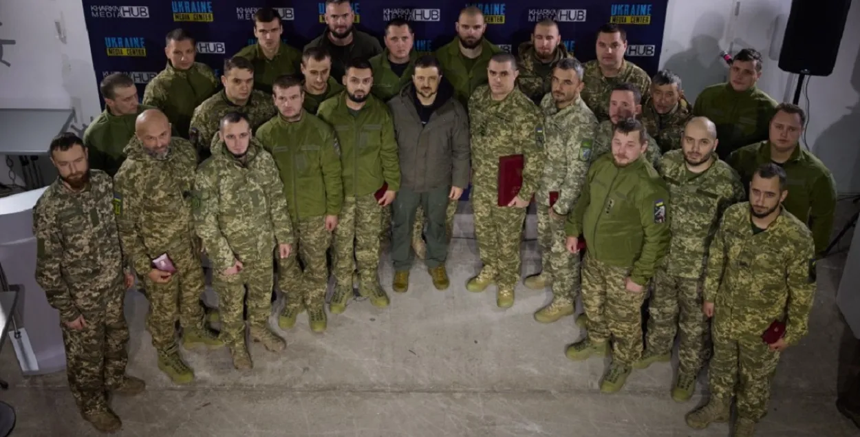 Уладзімір Зяленскі сярод украінскіх вайскоўцаў / president.gov.ua
