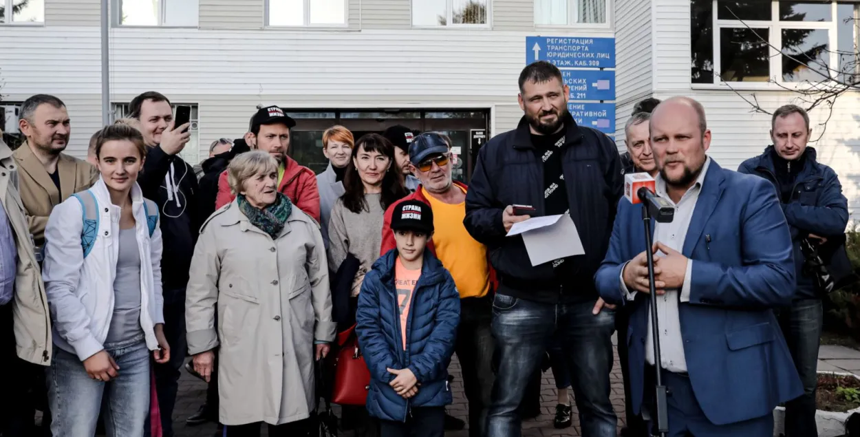Некалькі дзясяткаў падпісчыкаў прыйшлі ў мінскую ДАІ падтрымаць відэаблогера