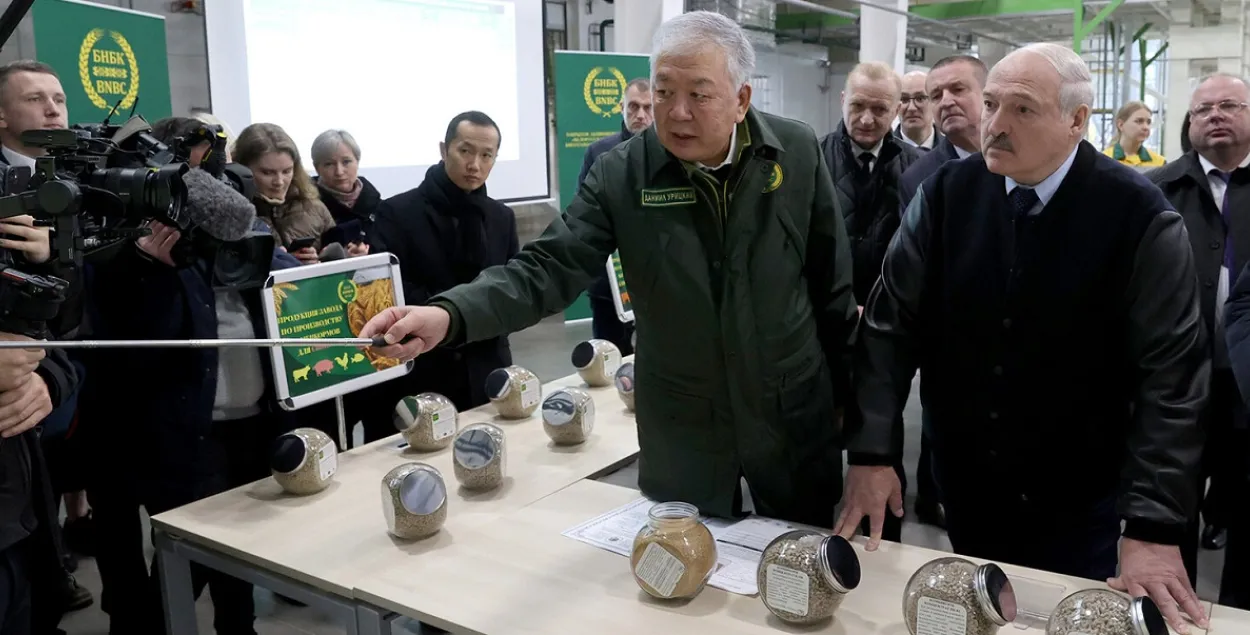 Александру Лукашенко показывают, откуда грозят новые санкции / president.gov.by
