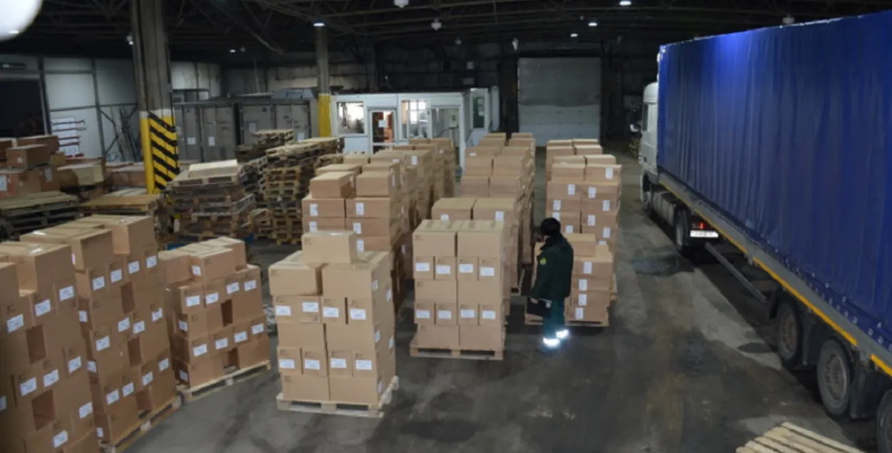 Расіяне аглядаюць груз з Беларусі / customs.gov.ru
