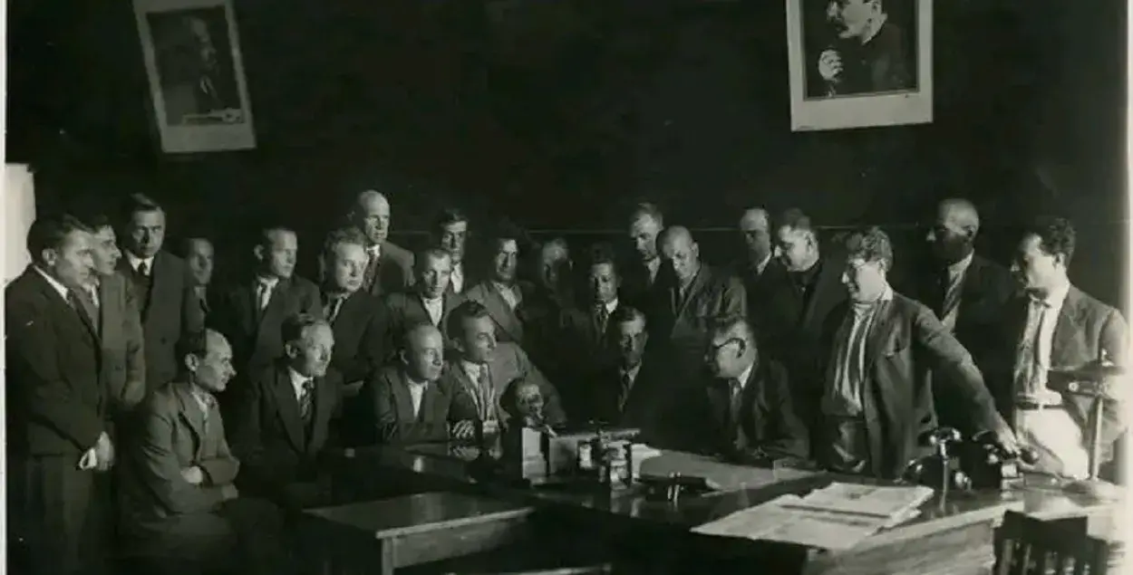 Здымак беларускіх і грузінскіх пісьменнікаў у Мінску, каля 1935 года / t.me/kufar_starazytnasc
