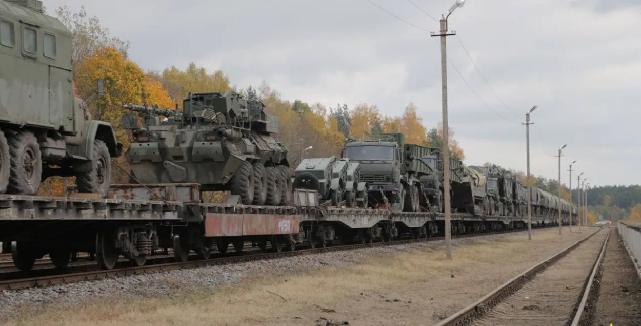 Адначасова ваенная тэхніка і вайскоўцы працягваюць прыбываць з Расіі / Ваяр
