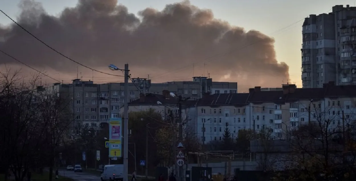 Столб дыма во Львове после российской ракетной атаки, 15 ноября 2022-го / reuters.com
