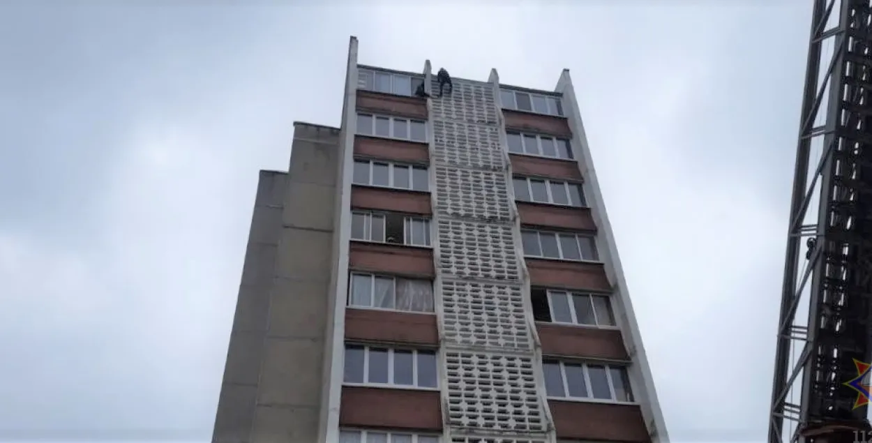У Брэсце мужчына караскаўся па сцяне 9-павярховага дома