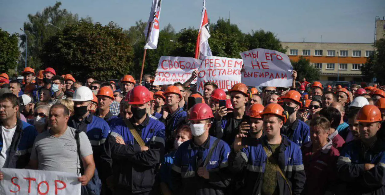 Як рабочыя "Гродна Азота" выходзілі на мітынг на плошчу (відэа)