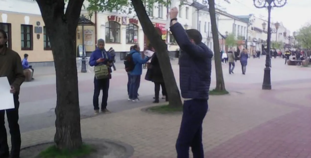 У Брэсце судзілі людзей, якія на вуліцы трымалі чыстыя аркушы паперы