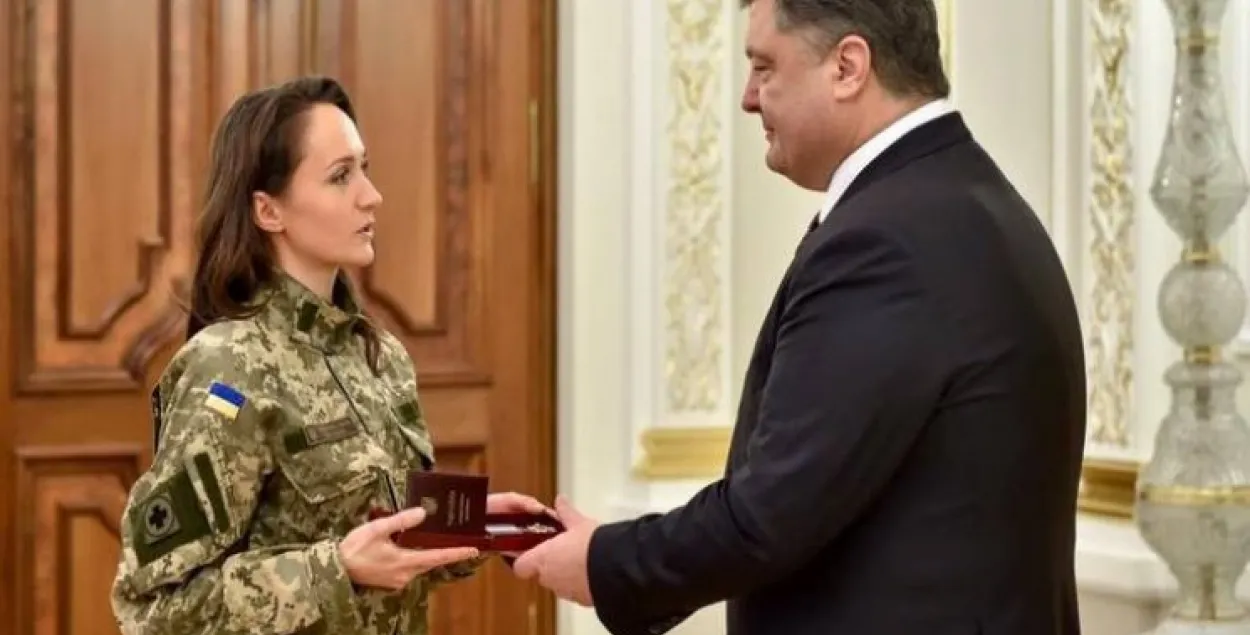 Президент Украины Пётр Порошенко&nbsp;вручает Ольге Омельчук&nbsp;орден "За мужество", фото&nbsp;khm.depo.ua