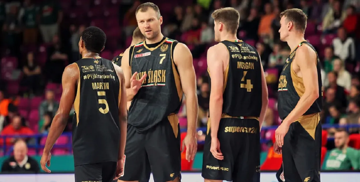 Артем Параховский (в центре) / Andrzej Romański / Energa Basket Liga
