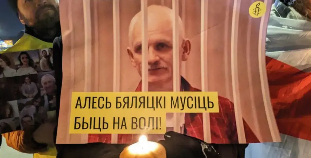 Алесь Бяляцкі за кратамі з лета 2021 года / t.me/viasna96/

