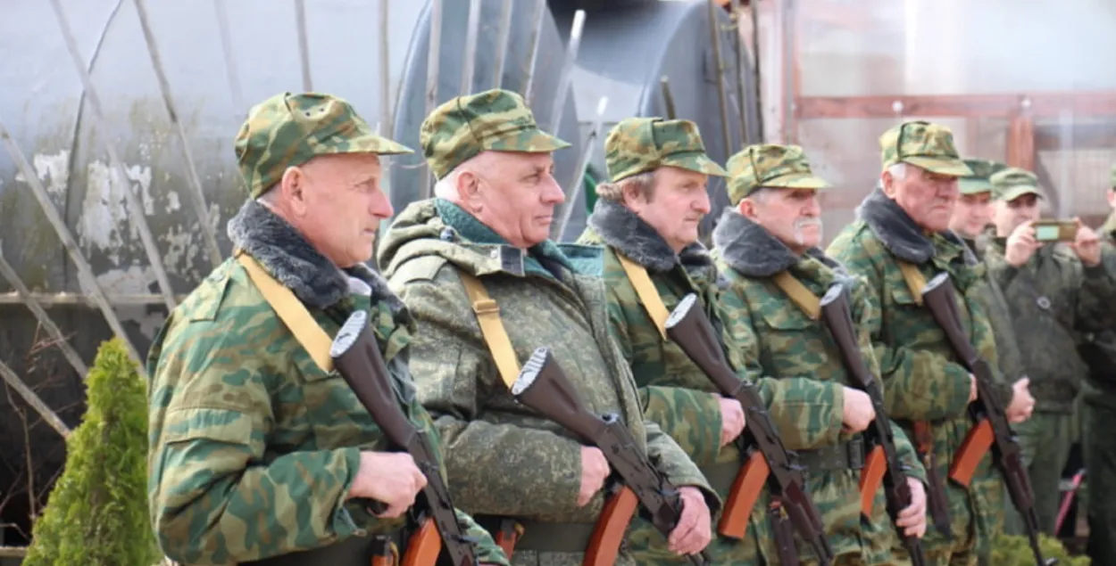 Бойцы "народного ополчения" на фотосессии / novgazeta.by
