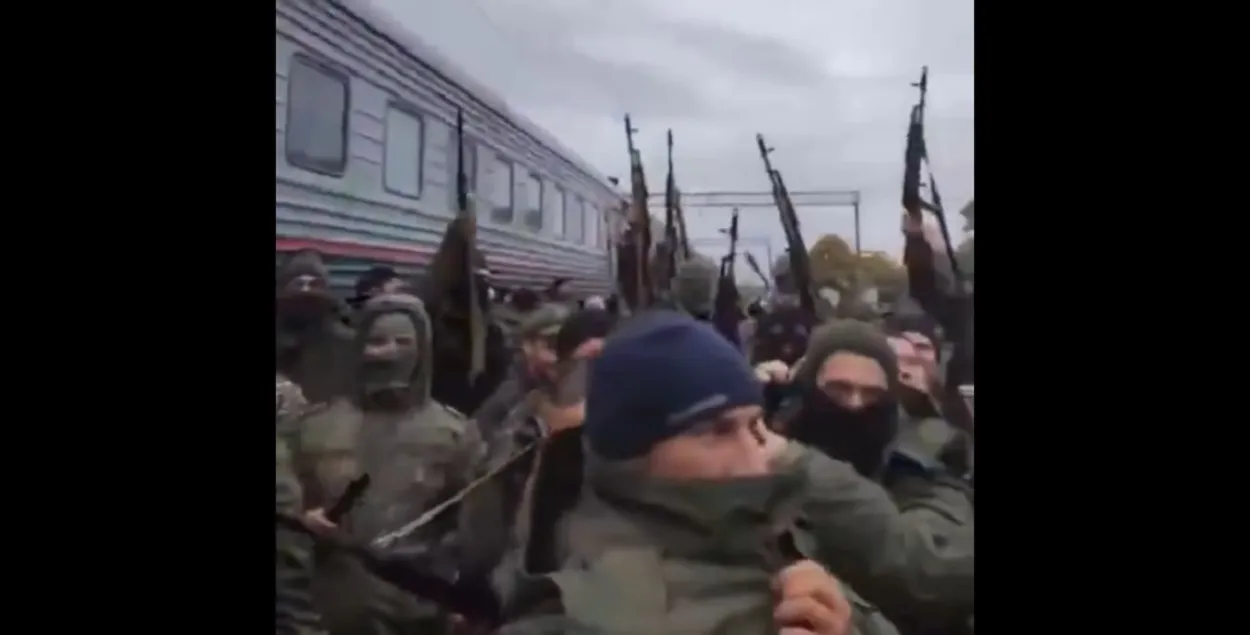 Сотням мобилизованных раздали списанные автоматы и боевые патроны / Скриншот с видео
