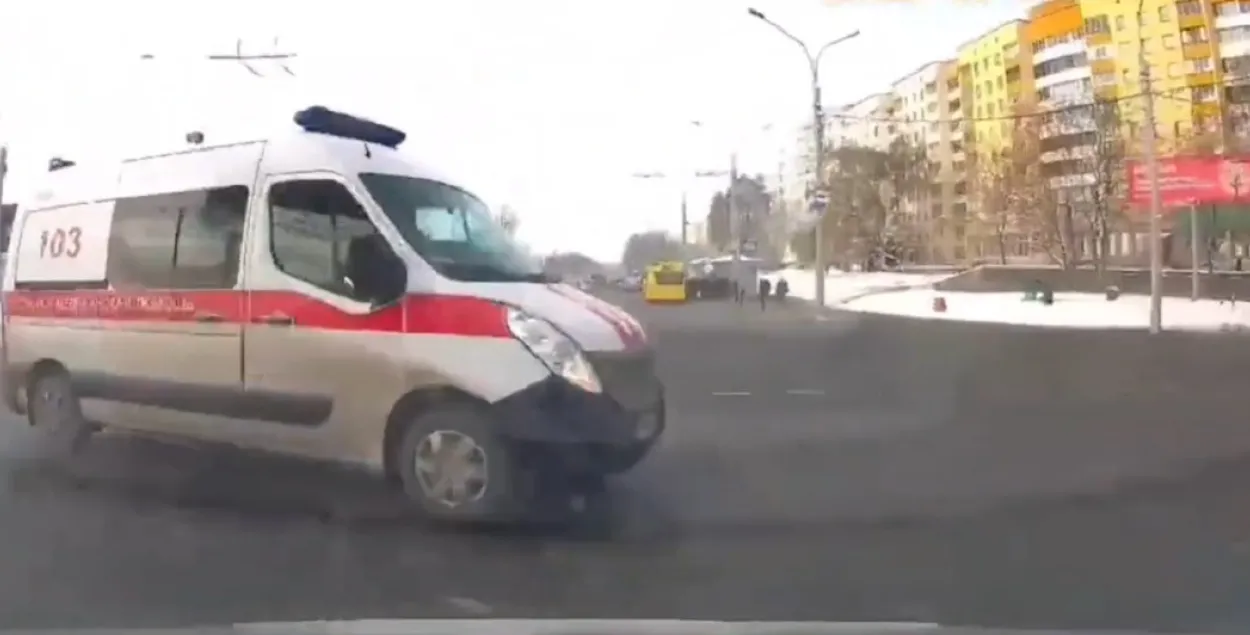 "Хуткая" за імгненне да сутыкнення / Скрыншот з відэа ДАІ
