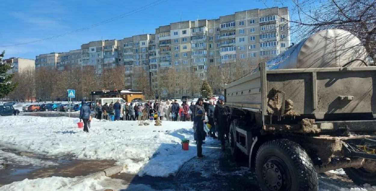 Чарга да цыстэрны з вадой. Барысаў, 30 сакавіка / vk.com/borisov_city_news
