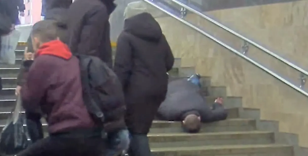 Пострадавший в переходе станции метро / Скриншот с видео t.me/police_minsk
