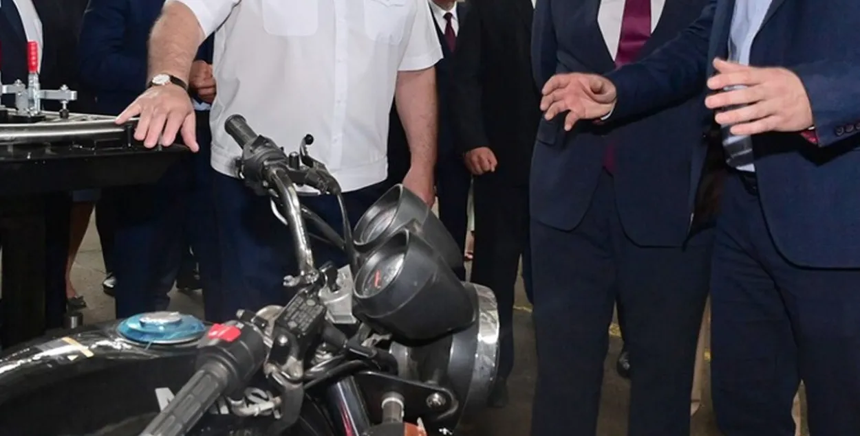 Мотоцикл "Минск" и практическая магия / president.gov.by
