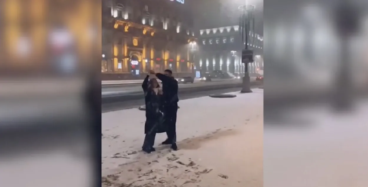 Танцы на снегу / Скриншот из видео
