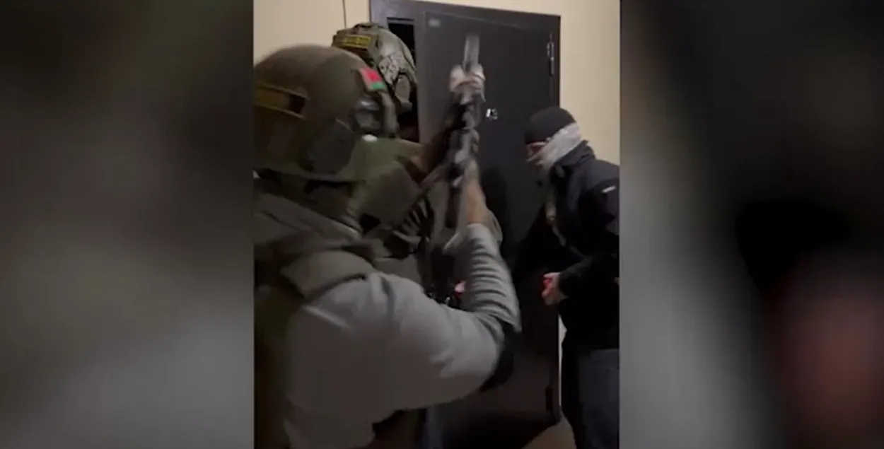 Силовики врываются в одну из квартир / скриншот из видео МВД
