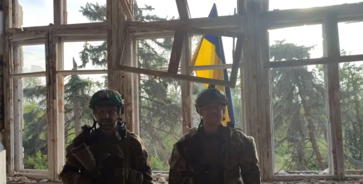 Украинские бойцы в освобожденном населенном пункте в Запорожской области / Reuters
