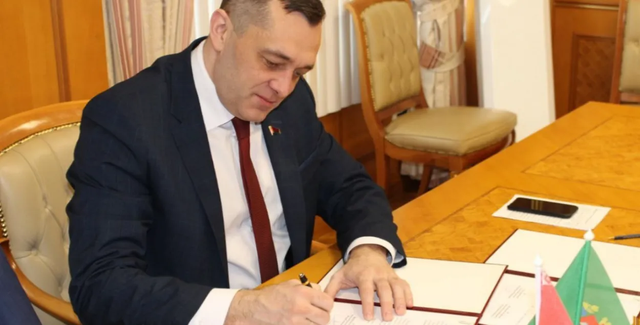 Aliaksandr Subotsin signs a document / t.me/vitebsk_region_official/
