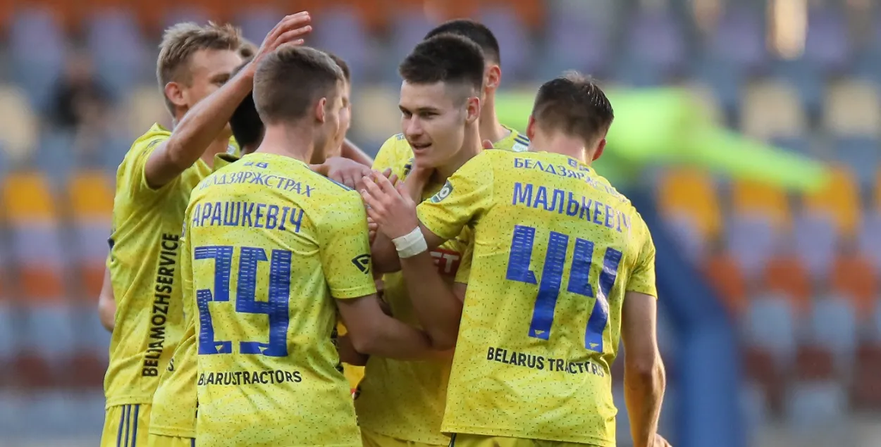 Арцём Шуманскі сярод гульцоў барысаўчан / fcbate.by
