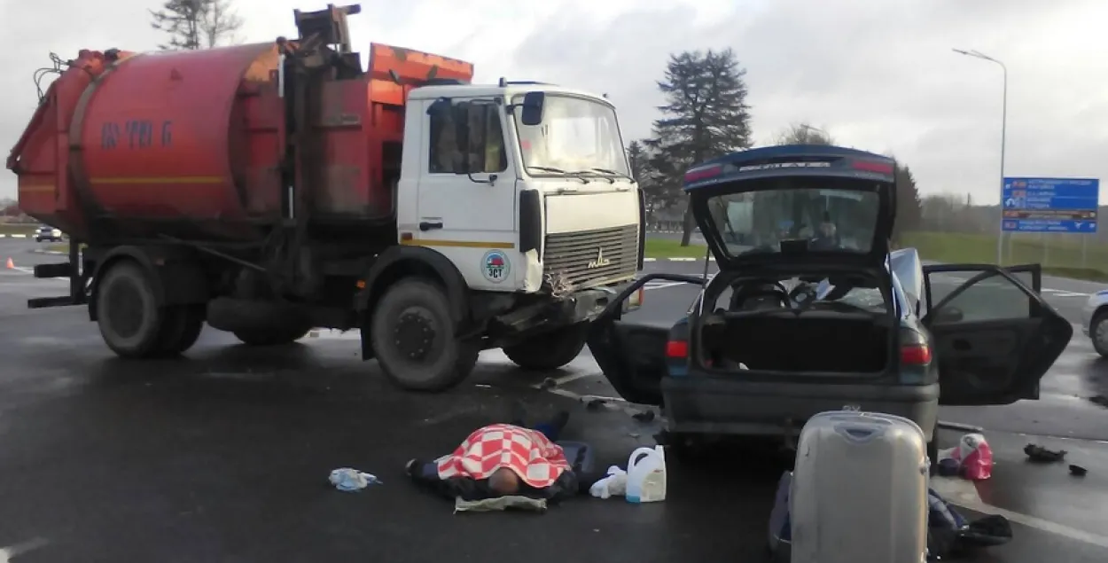 Пад Мінскам легкавік трапіў пад смеццявоз, адзін чалавек загінуў