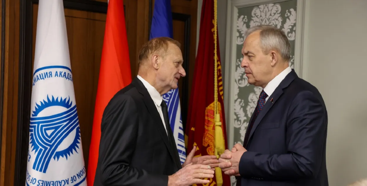 Председатель Президиума НАН Беларуси Владимир Гусаков и глава администрации Лукашенко Игорь Сергеенко / sb.by

