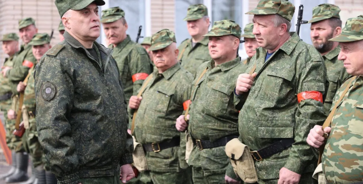 Аляксандр Вальфовіч і байцы народнага апалчэння / прэс-служба Мінабароны
