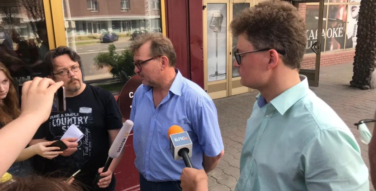 Адвокат Александр Пыльченко (в центре) отвечает журналистам / Еврорадио​