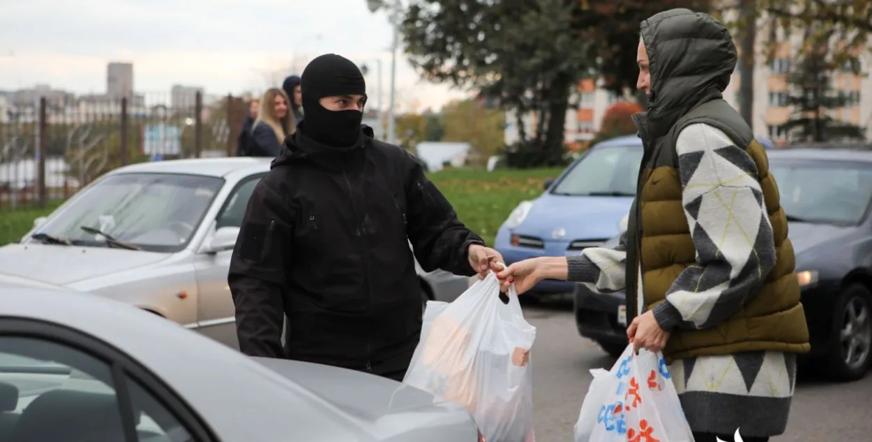 Алену Леўчанка дахаты прывёз сілавік у балаклаве (відэа)