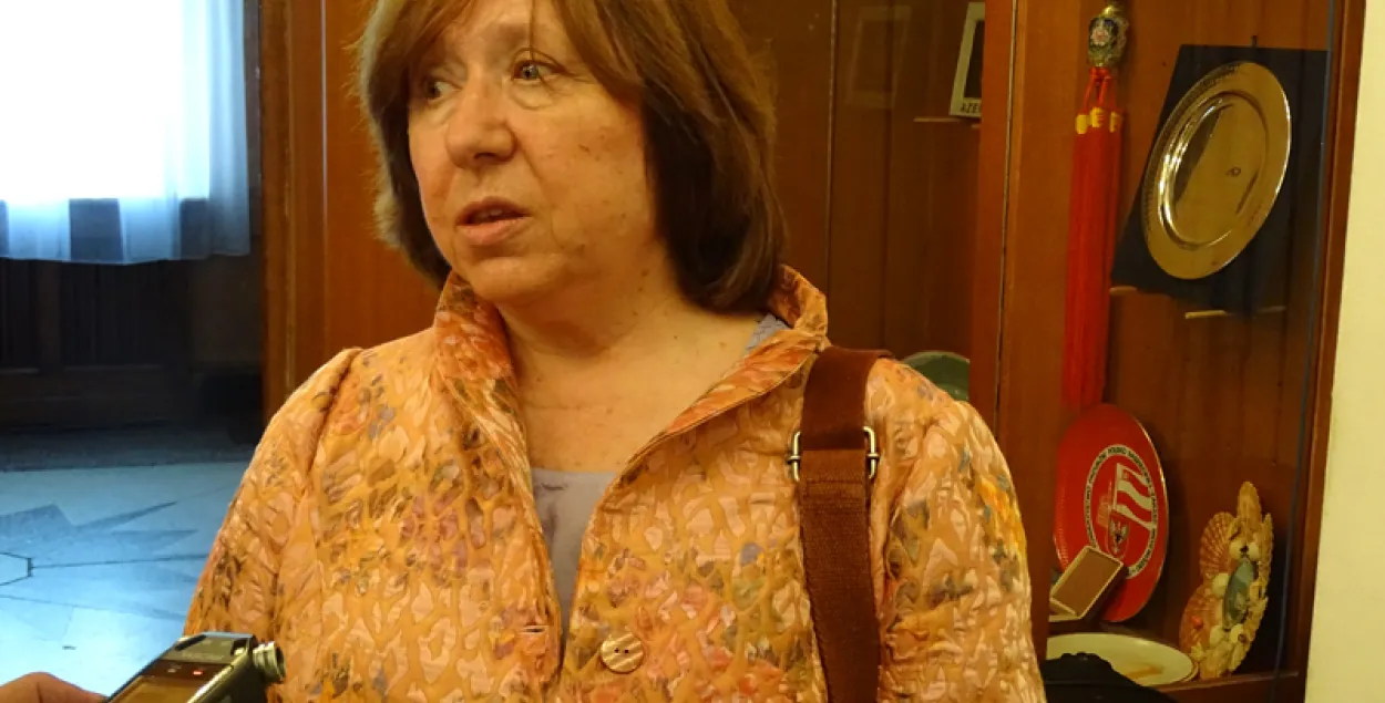 Алексіевіч: я буду галасаваць за Ціханоўскую, якая абяцае транзіт улады