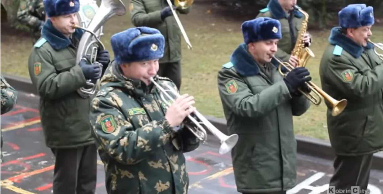 Капітан памежнай заставы з аркестрам сустракаў з радзільні жонку з дзіцем 