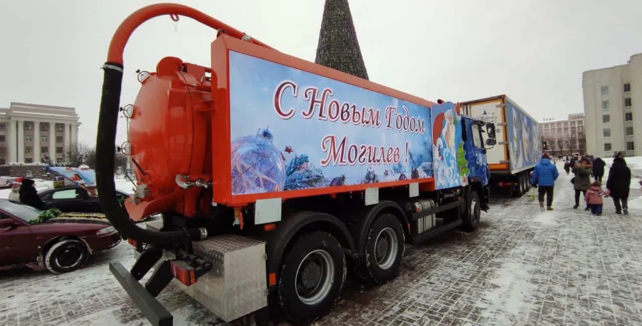 Асенізатарская машына на парадзе Дзядоў Мароўаў у Магілёве
