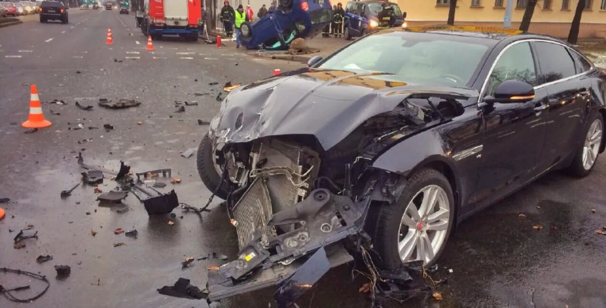 У ДТЗ на Арлоўскай у Мінску аўтамабілем Jaguar кіраваў бізнесмен Дзялендзік