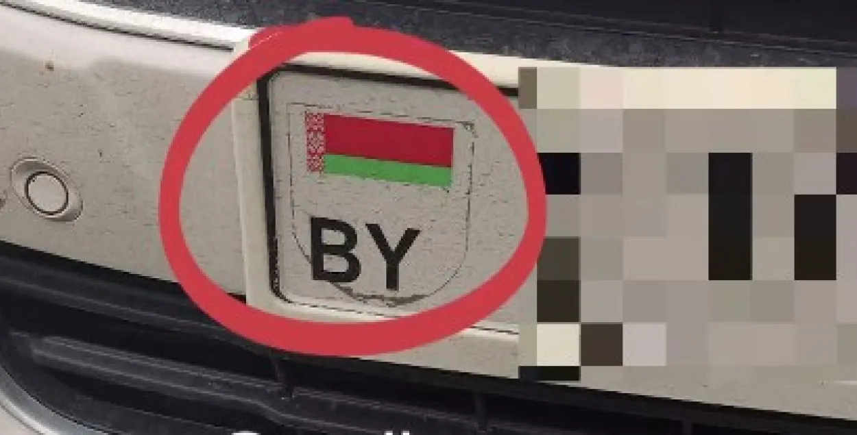 Налепку з Пагоняй уладальнік аўто адклеіў раней і сам / скрыншот відэа
