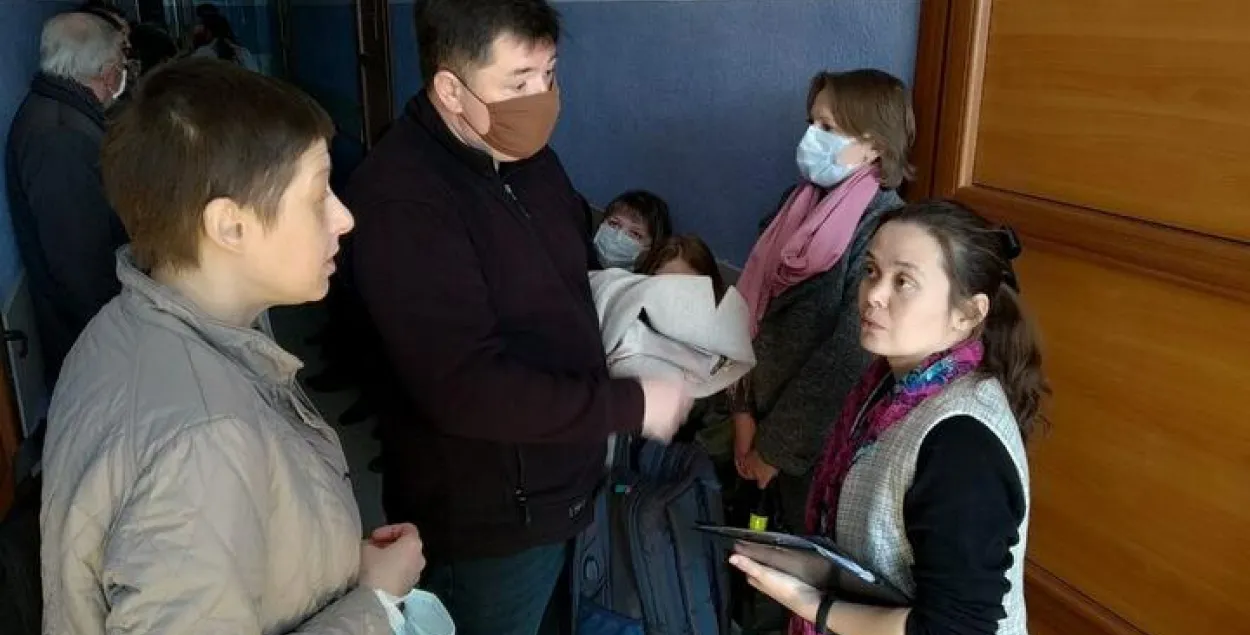 Бабруйскую настаўніцу аштрафавалі за жоўтую і сінюю стужкі ў валасах