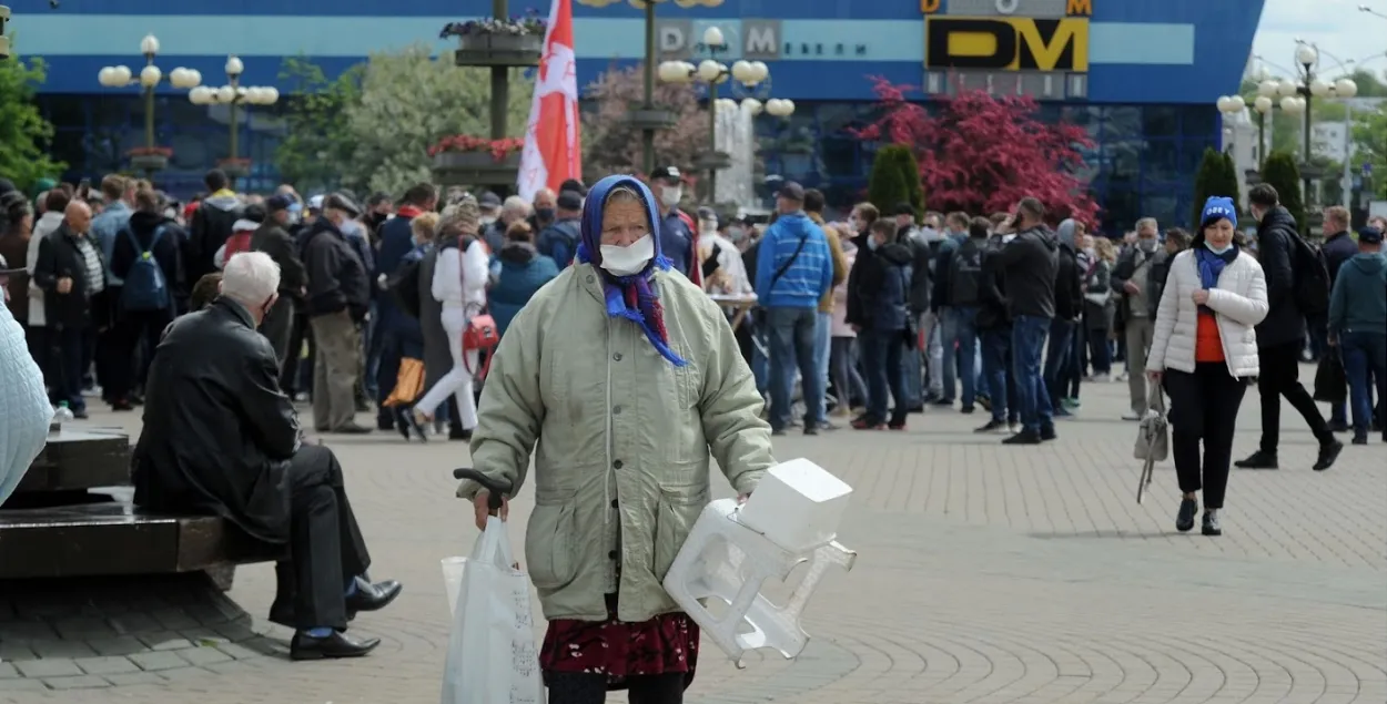 Бабуля падчас мітынгу ў Мінску / Еўрарадыё