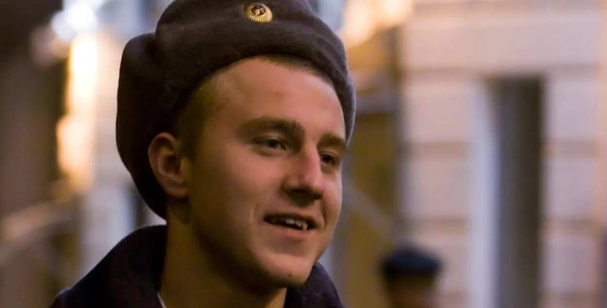 "Б'юць, адбіраюць грошы": Іван Шыла запусціў у твітары трэд пра службу ў войску 