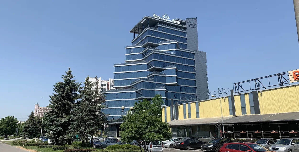 Здание "Белгазпромбанка" на улице Притыцкого в Минске / Еврорадио