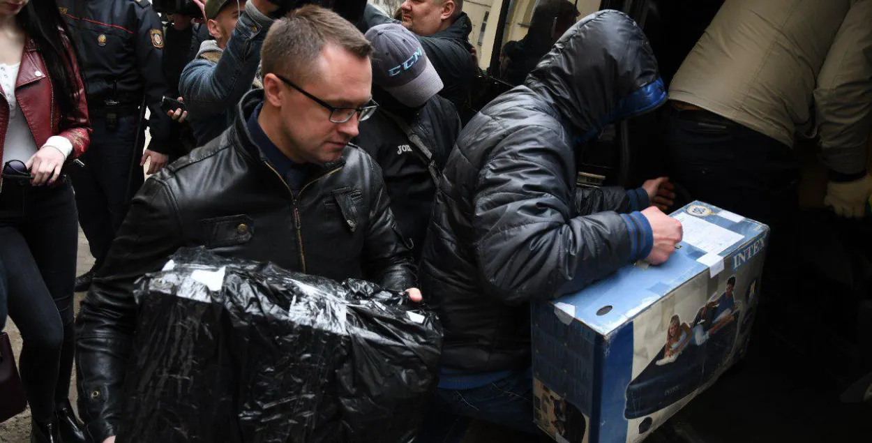 Agents taking away Belsat TV's computers from the office in Minsk&nbsp;/ Roman Pratasevich, Euroradio