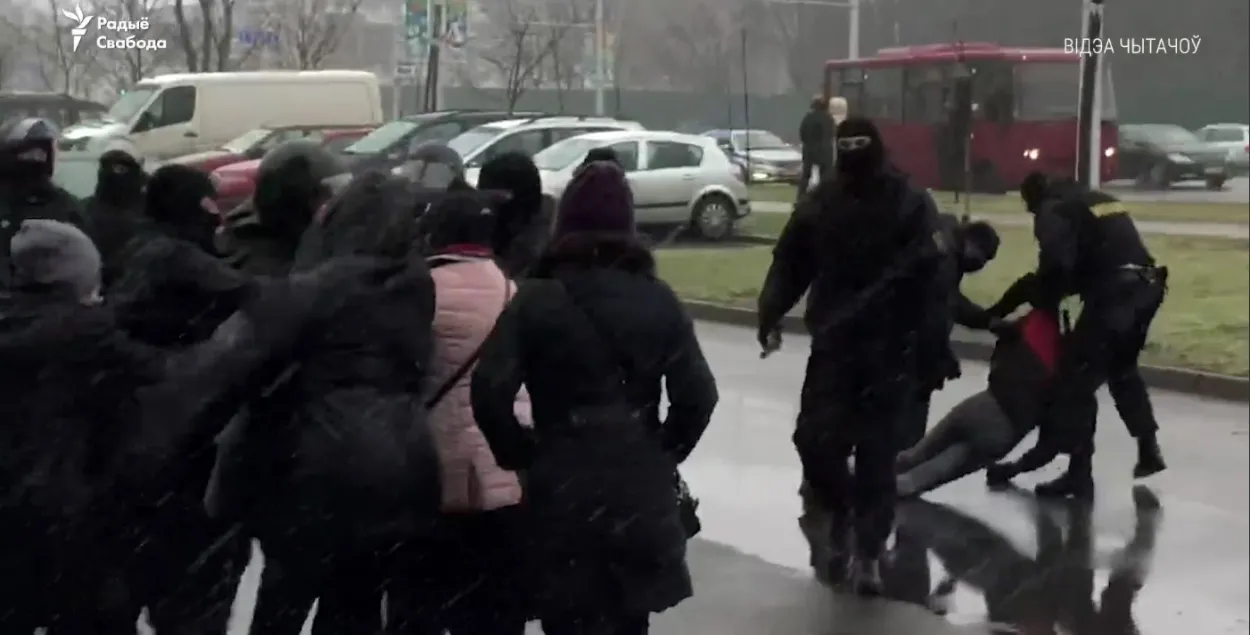 Момант, калі хлопец страціў прытомнасць ад удару дубінкай па галаве / кадр з відэа "Радыё Свабода"
