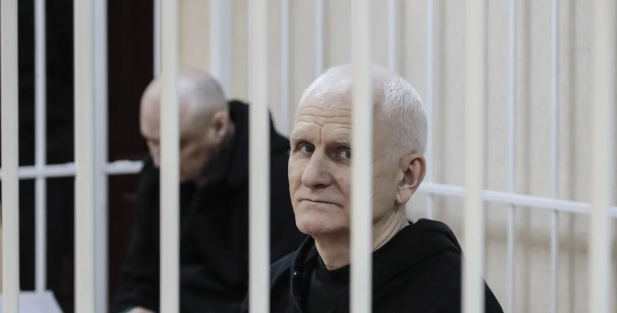Алесь Бяляцкі і Валянцін Стэфановіч (на заднім плане) на судзе / sb.by
